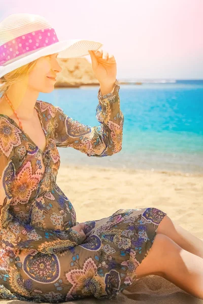 Beautiful pregnant girl in hat at sea background — Stock Photo, Image