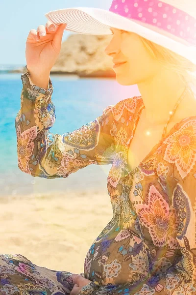 Beautiful pregnant girl in hat at sea background — Stock Photo, Image