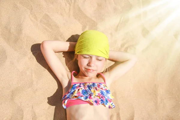 Gözlüklü mutlu çocuk deniz kenarında güneşleniyor. — Stok fotoğraf