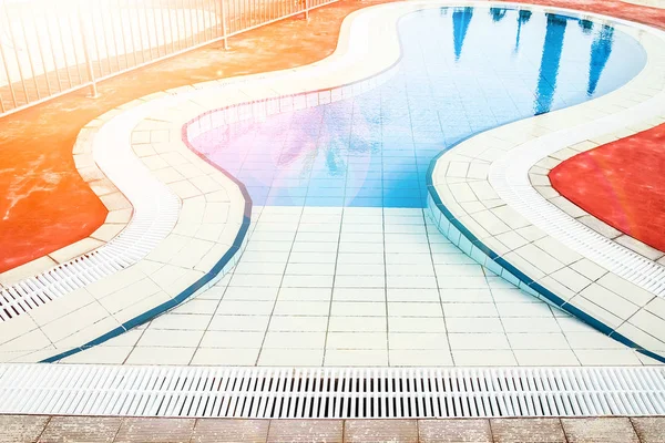 Bella piscina vicino al mare sullo sfondo della natura — Foto Stock