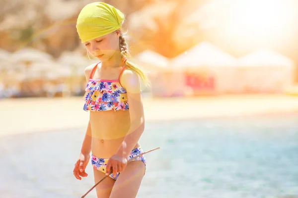 Felice bambino che gioca sullo sfondo del mare — Foto Stock