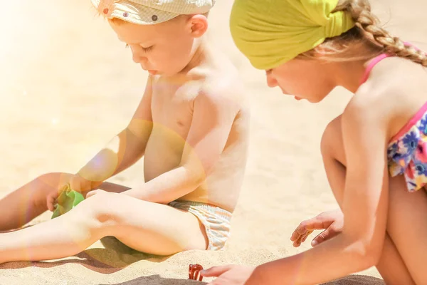 Felice bambino che gioca sullo sfondo del mare — Foto Stock