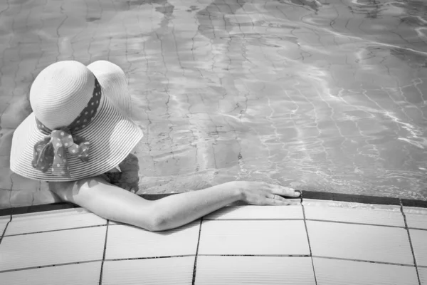 Glad flicka i en hatt vid poolen till havs — Stockfoto
