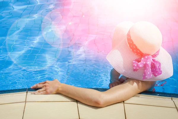Szczęśliwa dziewczyna w kapeluszu przy basenie na morzu — Zdjęcie stockowe