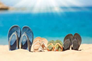 Deniz arka planda kum şık güzel terlik