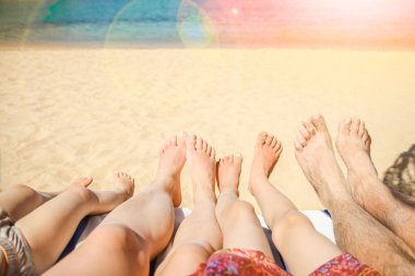 Deniz doğa arka plan üzerinde ayakları ile güzel izleri