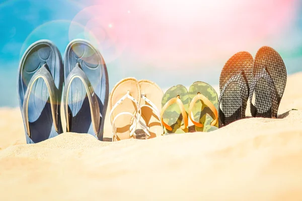 时尚美丽的拖鞋在沙滩的大海背景 — 图库照片
