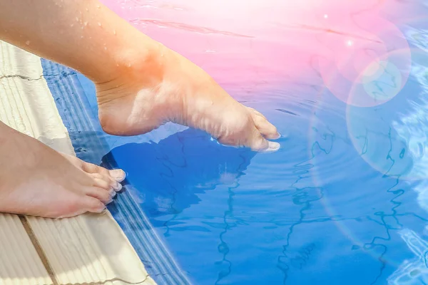 Mooie benen van een meisje in de buurt van een zwembad aan de zee backgro — Stockfoto