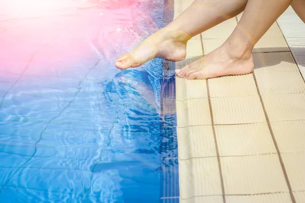 Belles jambes d'une fille près d'une piscine sur le fond de la mer — Photo