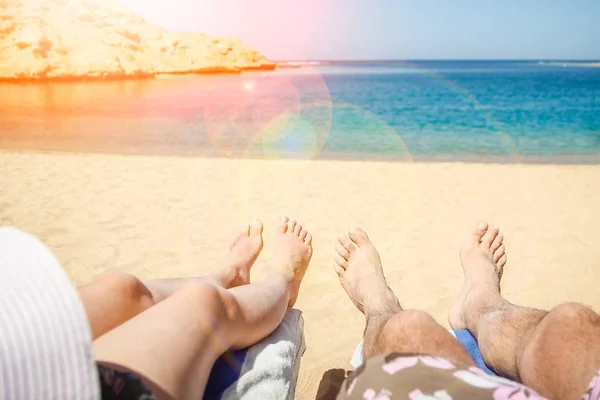 Schöne Spuren mit Füßen auf Meer Natur Hintergrund — Stockfoto