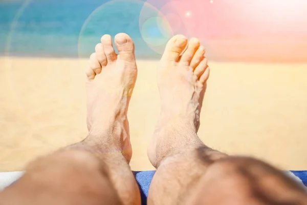 Mooie sporen met voeten op zee natuur achtergrond — Stockfoto