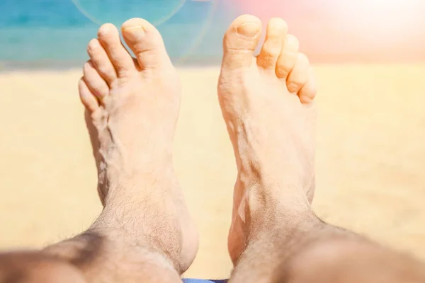 Hermosas huellas con los pies en el fondo de la naturaleza marina — Foto de Stock