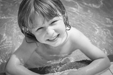 denizde havuz başında mutlu bir çocuk