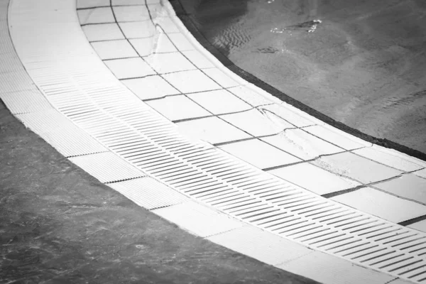 Schöner Pool in Meeresnähe auf Naturhintergrund — Stockfoto