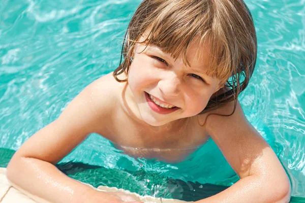 Un enfant heureux au bord de la piscine en mer — Photo