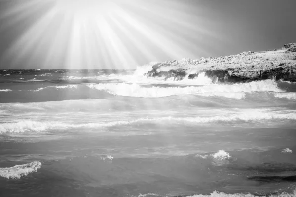 Beautiful beach with waves in the nature of the background — Stock Photo, Image