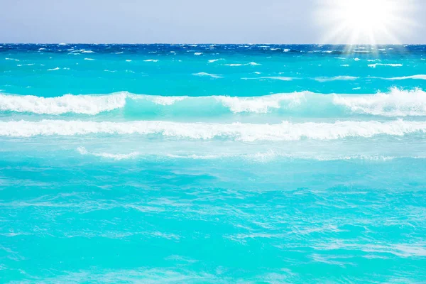 Mooi strand met golven in de natuur van de achtergrond — Stockfoto