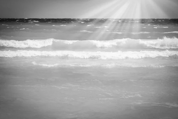 Beautiful beach with waves in the nature of the background — Stock Photo, Image