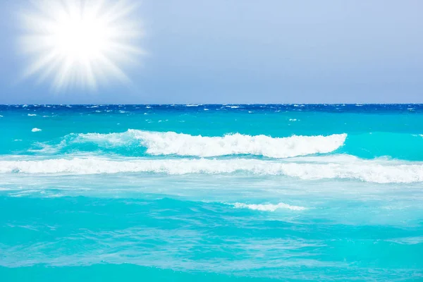 Mooi strand met golven in de natuur van de achtergrond — Stockfoto