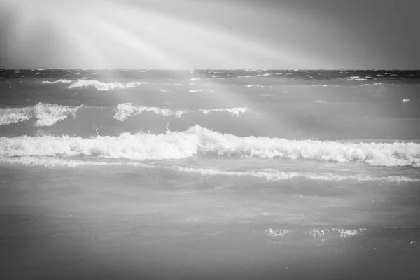 Schöner Strand mit Wellen im Hintergrund — Stockfoto