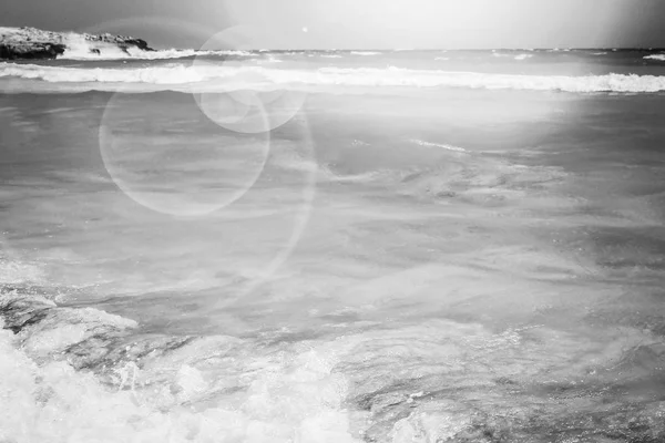 Bela praia com ondas na natureza do fundo — Fotografia de Stock