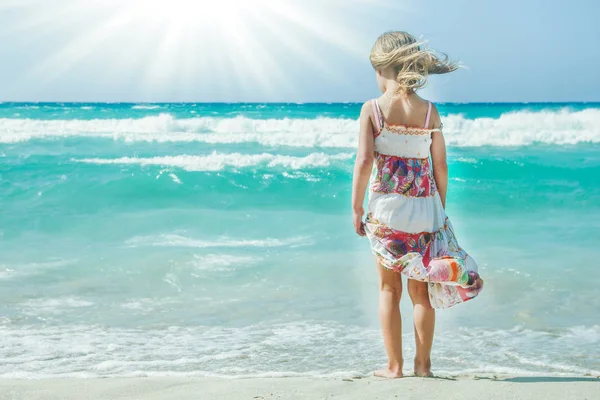 海のプールの前の幸せな子供 — ストック写真