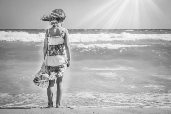Ένα Ευτυχισμένο Παιδί Δίπλα Στην Πισίνα Στη Θάλασσα — Φωτογραφία Αρχείου