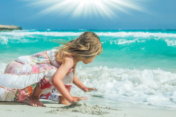 Criança Feliz Óculos Banhos Sol Fundo Praia — Fotografia de Stock