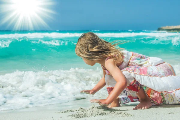 Criança Feliz Brincando Fundo Mar — Fotografia de Stock