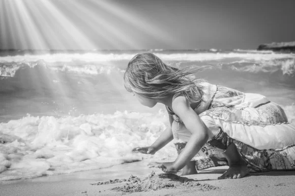 Enfant Heureux Jouant Sur Fond Mer — Photo