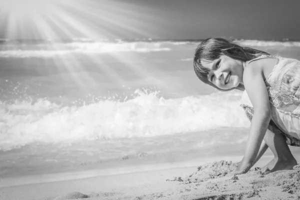 Счастливый Ребенок Играющий Морском Фоне — стоковое фото