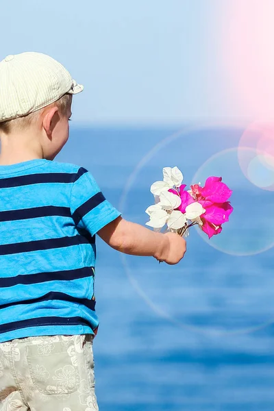 Enfant heureux jouant sur le fond de la mer — Photo