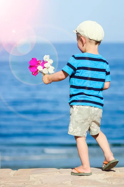 Happy Child leker på havet bakgrund — Stockfoto