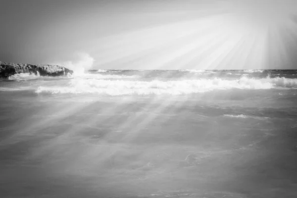 Arka planda dalgalar olan güzel bir sahil. — Stok fotoğraf
