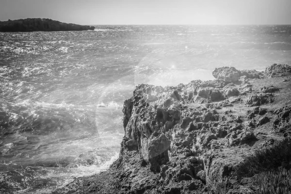 Vacker strand med vågor i naturen av bakgrunden — Stockfoto