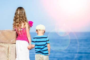 Mutlu çocuk deniz arka plan üzerinde oynarken