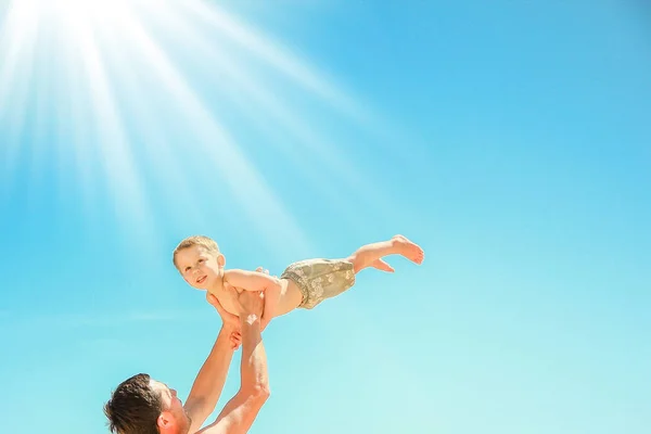 Lycklig förälder med barn som spelar på havet bakgrund — Stockfoto