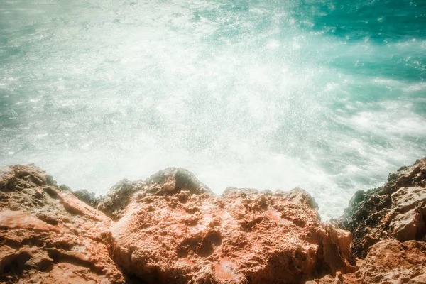 Vacker strand med vågor i naturen av bakgrunden — Stockfoto