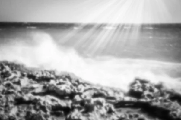 Schöner Strand mit Wellen im Hintergrund — Stockfoto