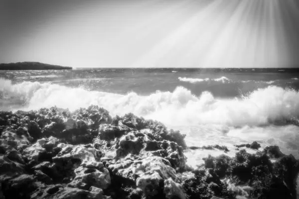 Beautiful beach with waves in the nature of the background — Stock Photo, Image