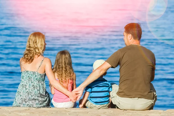 Happy parents with children playing on the sea background — Stock Photo, Image