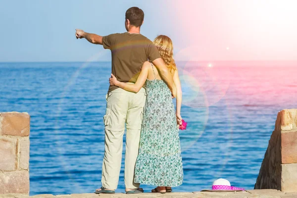 Bella coppia felice sulla natura sfondo del mare — Foto Stock