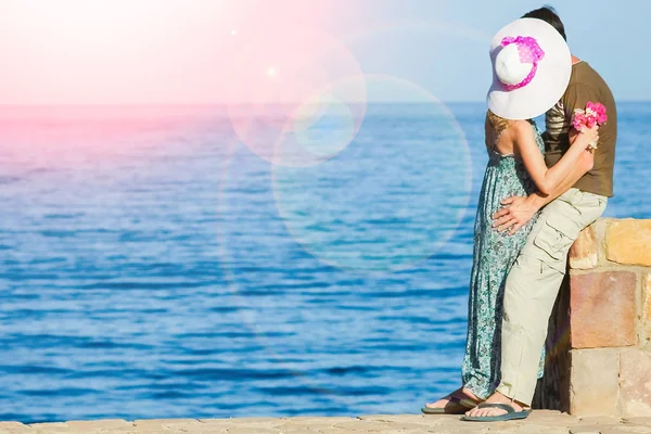 Krásný šťastný pár na přírodním mořském pozadí — Stock fotografie