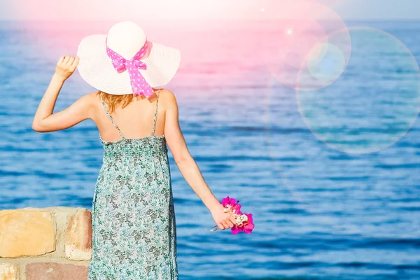 Menina grávida bonita em chapéu no fundo do mar — Fotografia de Stock