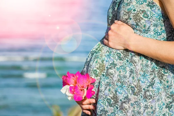 Beautiful pregnant girl at sea background — Stock Photo, Image