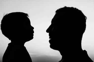 mutlu ana baba ile bebek siluet niteliğine bir parkta