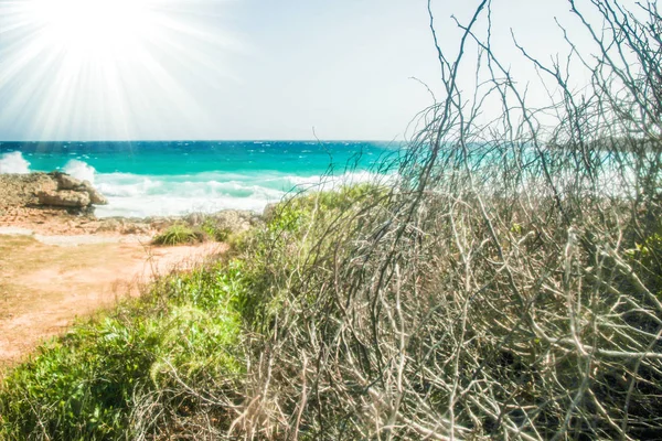 Belle plage avec des vagues dans la nature du fond — Photo