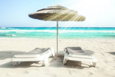 doğa arka planda deniz tarafından güzel şezlonglar