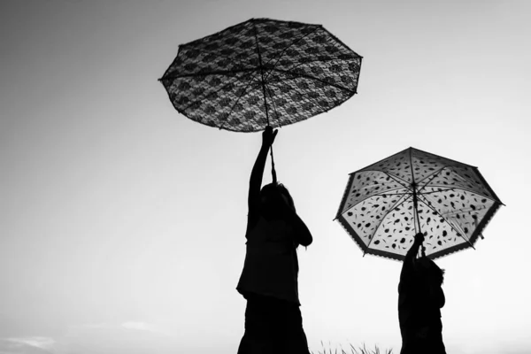 Happy Kids avec une silhouette parapluie sur la nature dans le parc soleil — Photo