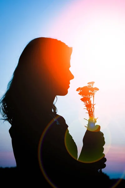 공원 sunse에서 자연에 꽃다발 실루엣과 행복한 소녀 — 스톡 사진